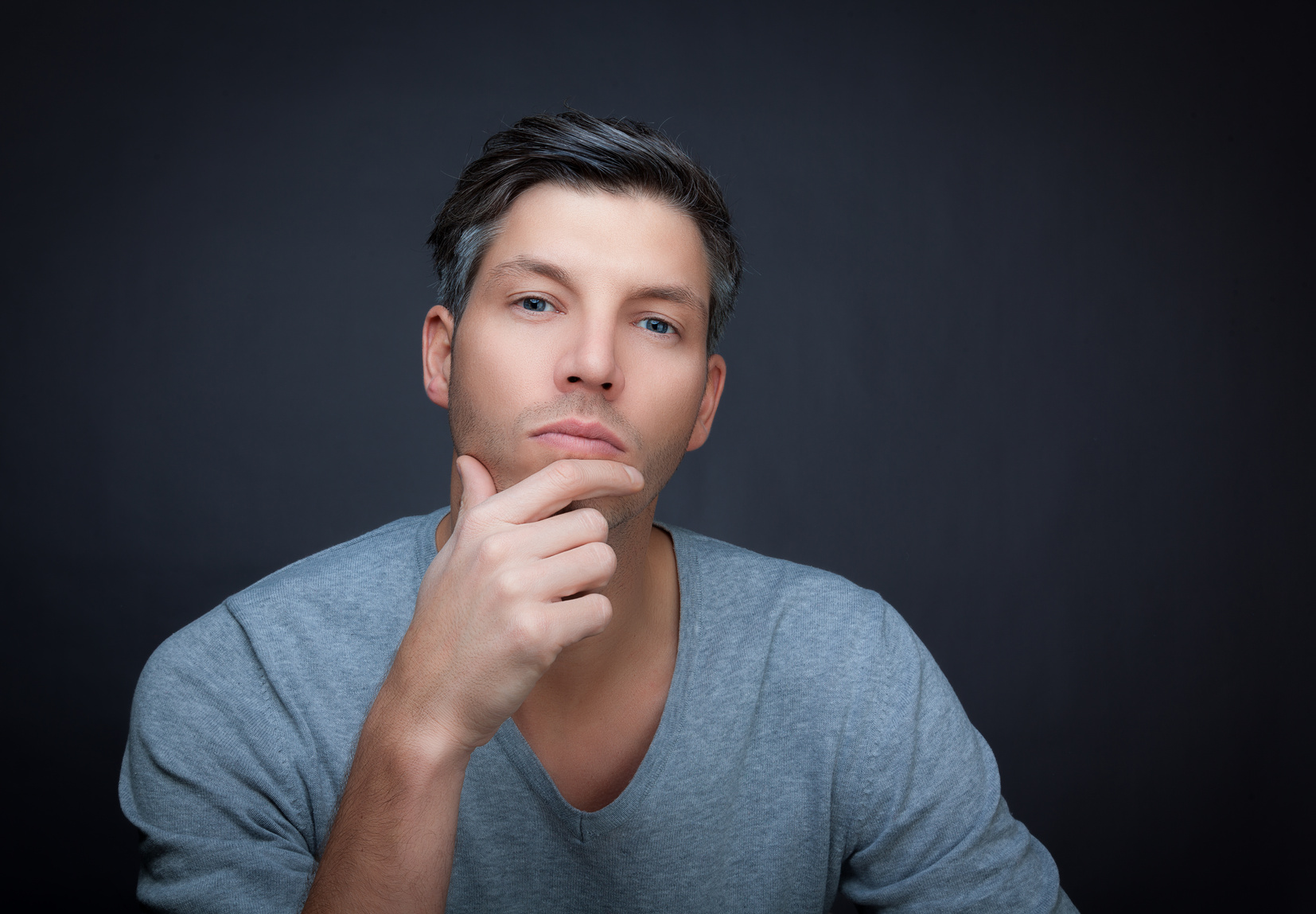 Homme qui cherche le regard d'une femme